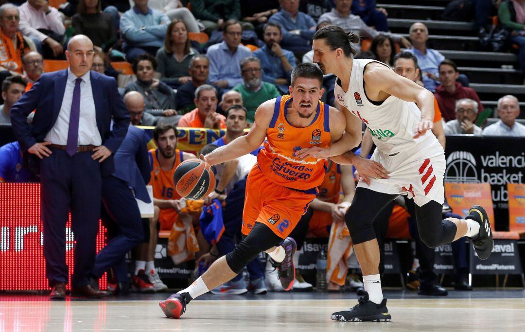 GRAF9830. VALENCIA, El escolta serbio del Valencia Basket, Vanja Marinkovic (i), controla pelota ante la oposición del alero del Bayern Munich Nihad Dedovic (d), durante el partido de Euroliga de baloncesto disputado hoy en el pabellón de La Fonteta, en Valencia. EFE, Miguel Ángel Polo