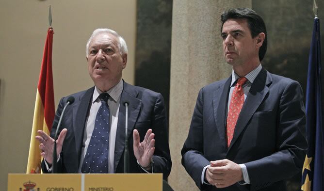 Los ministros de Asuntos Exteriores, José Manuel García-Margallo  y de Industria, José Manuel Soria, durante la comparecencia