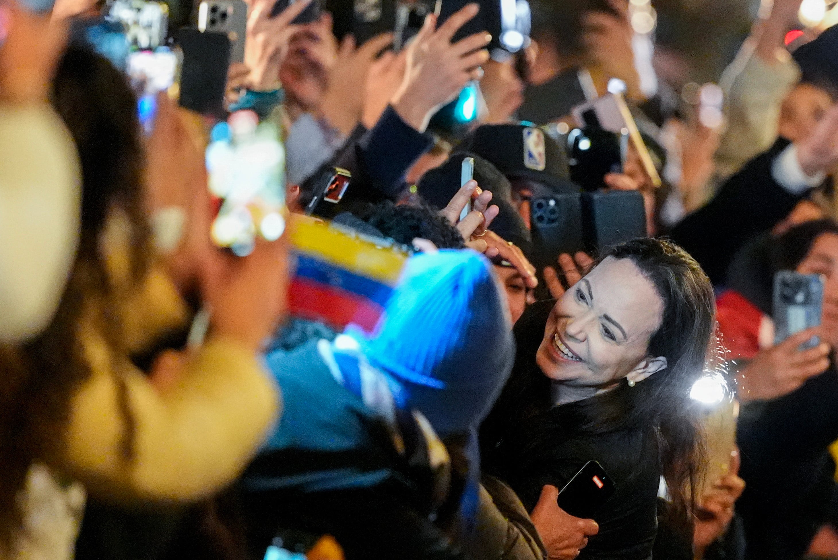 María Corina Machado saluda a venezolanos que han acudido a recibirla en Oslo.