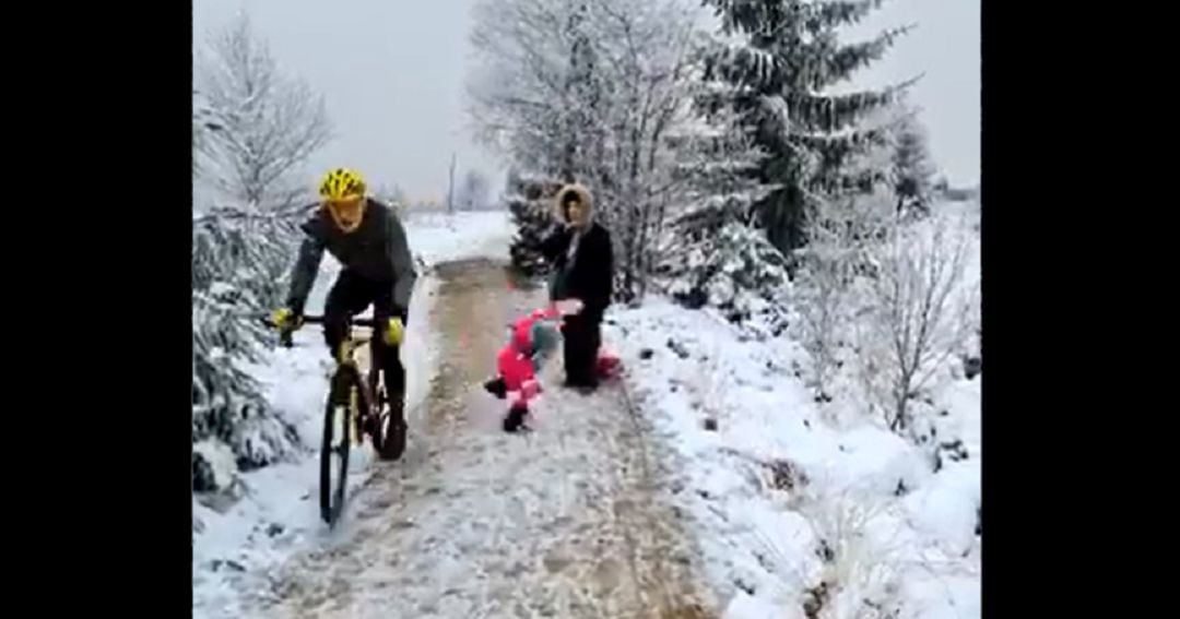 Momento de la caída de la pequeña tras ser golpeada