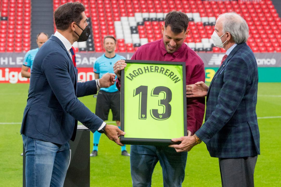 Herrerín recibe un cuadro con su camiseta en su despedida del Athletic