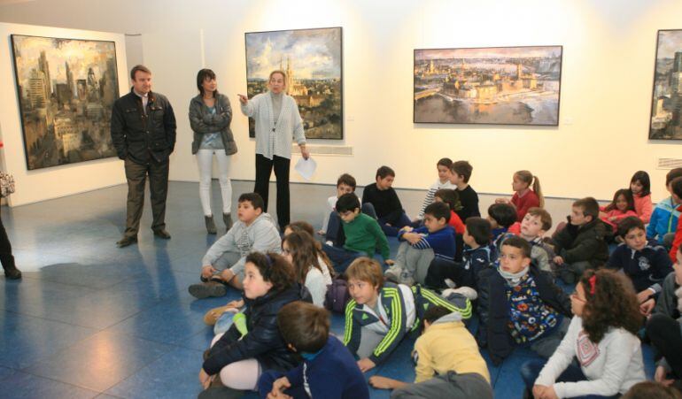 Alumnos de Primaria aprenden y disfrutan del arte dentro de los talleres de la Sala Baluarte en el Centro Adolfo Suárez