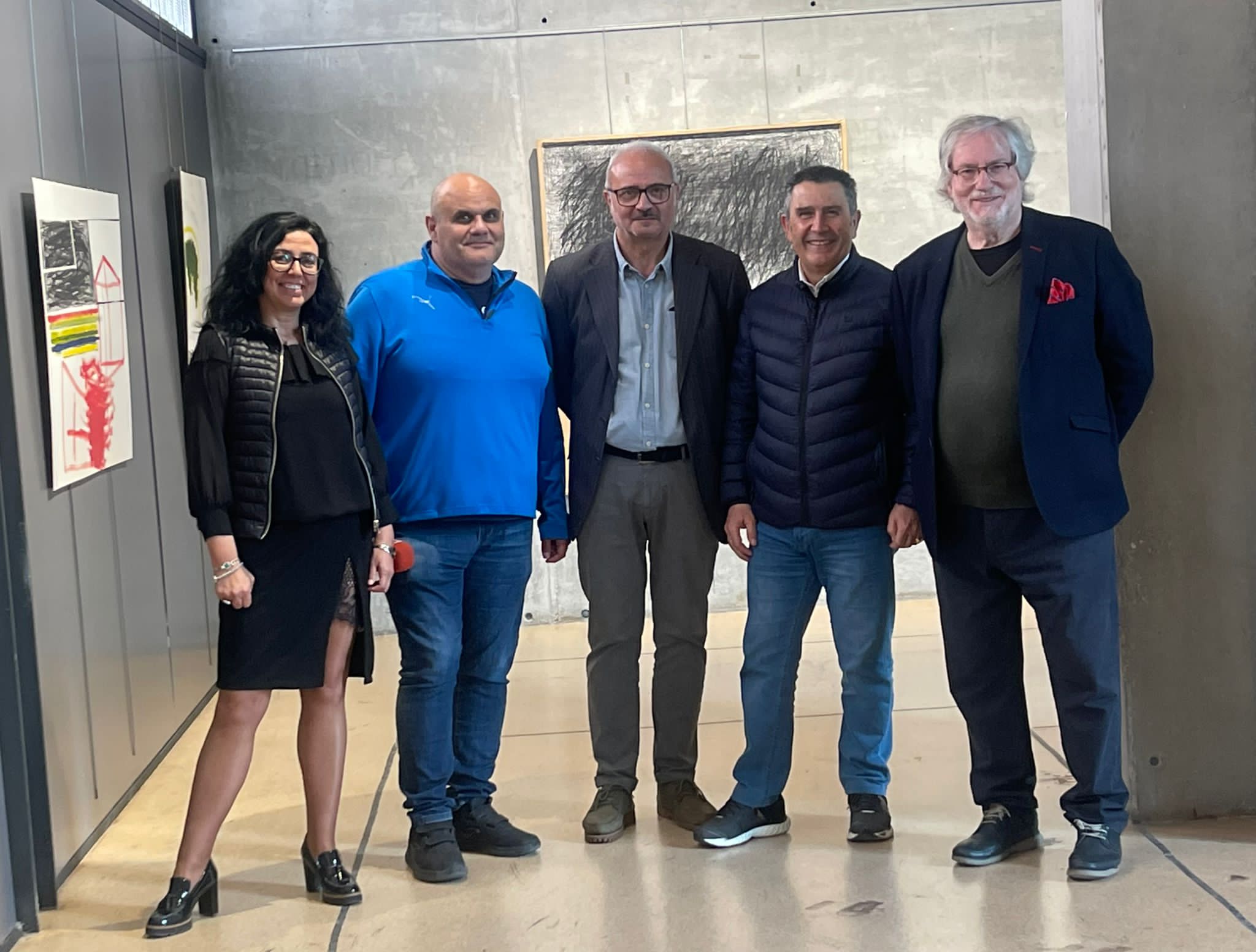 Loles Esteve, Directora del Museo del Calzado de Elda junto al pintor Enzo Trepiccione, Lucio Alfeltra pintor, Amado Navalón, concejal de Cultura de Elda y José Mateos, Bellas Artes