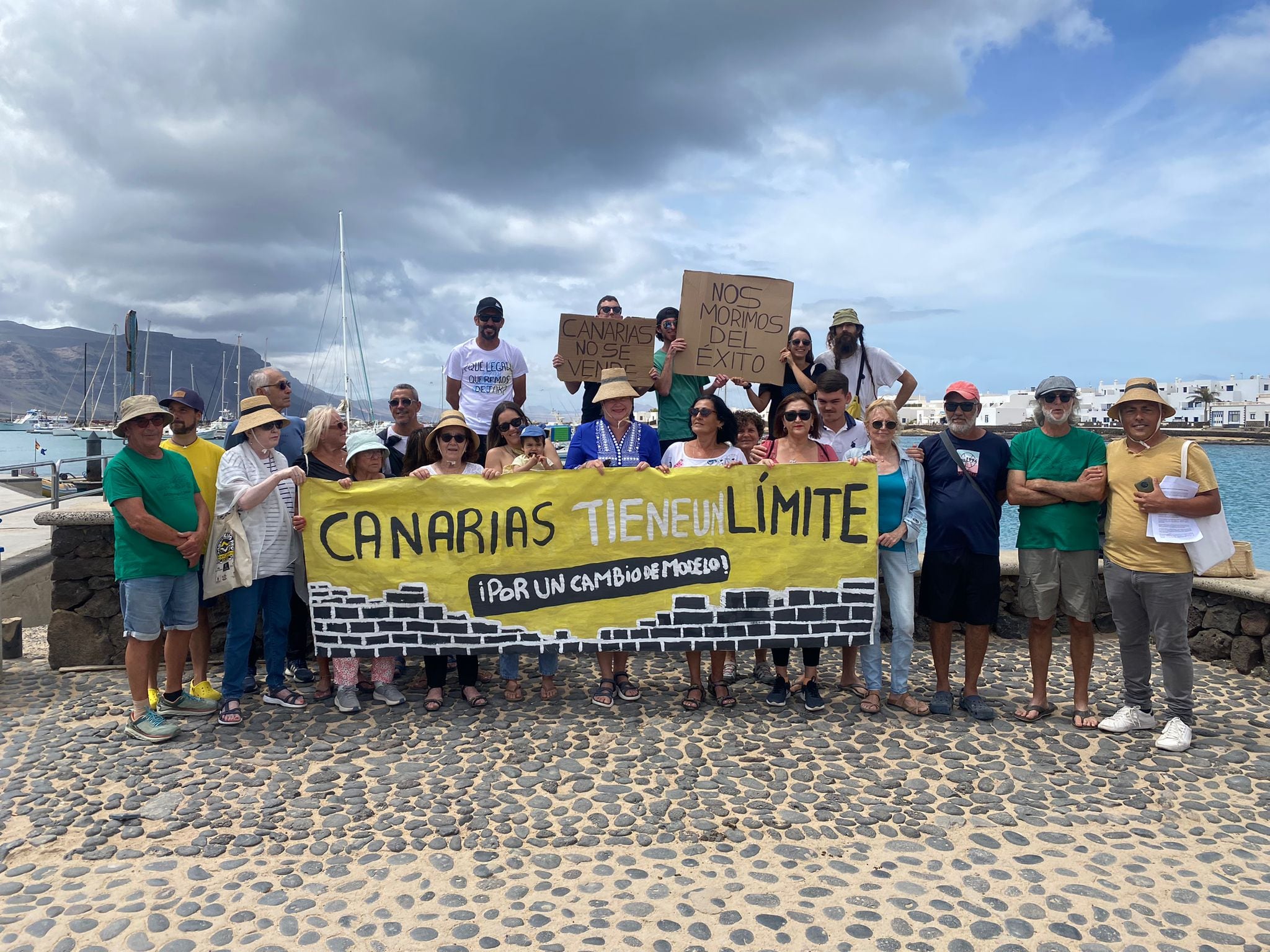 Vecinos de La Graciosa concentrados en Caleta del Sebo, reclamando el cambio de modelo turístico.