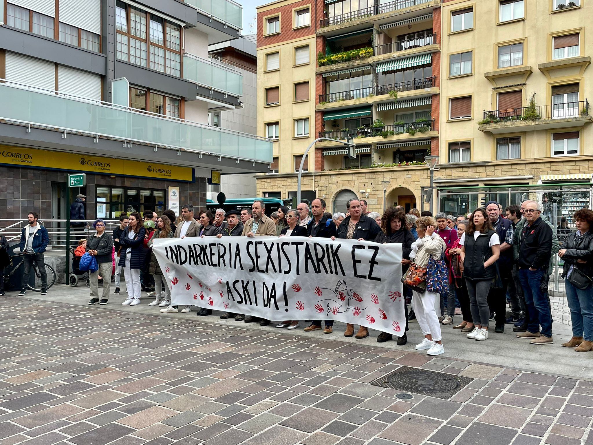 Representantes del Ayuntamiento y vecinos en la concentración de ayer por la tarde | Fuente: Ayuntamiento de Hondarribia