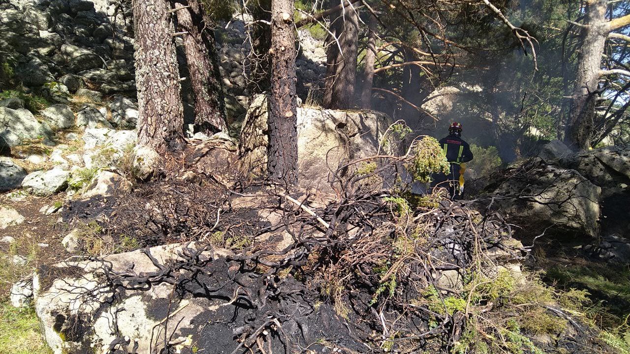 Un rayo durmiente provoca un incendio en una zona de difícil acceso de Rascafría