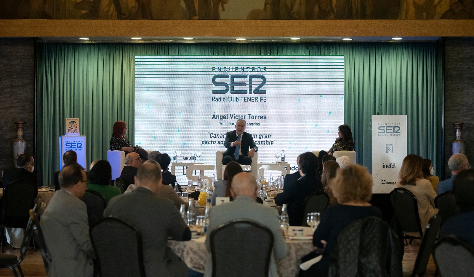 Ángel Víctor Torres, presidente de Canarias, durante la exposición de su poencia &quot;Canarias 2030, un gran pacto social para el cambio&quot;, en un Encuentro SER organizado por Radio Club Tenerife desde la sede del Real Casino de Tenerife donde es preguntado por la Directora Regional de la Cadena SER, Lourdes Santana (i) y la Directora Regional de Contenidos, Marta Cantero (d)