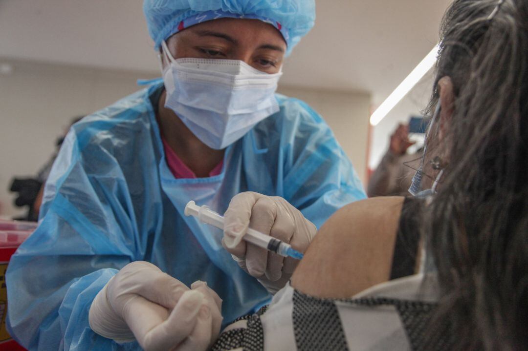 Inmunización contra el covid a una ciudadana