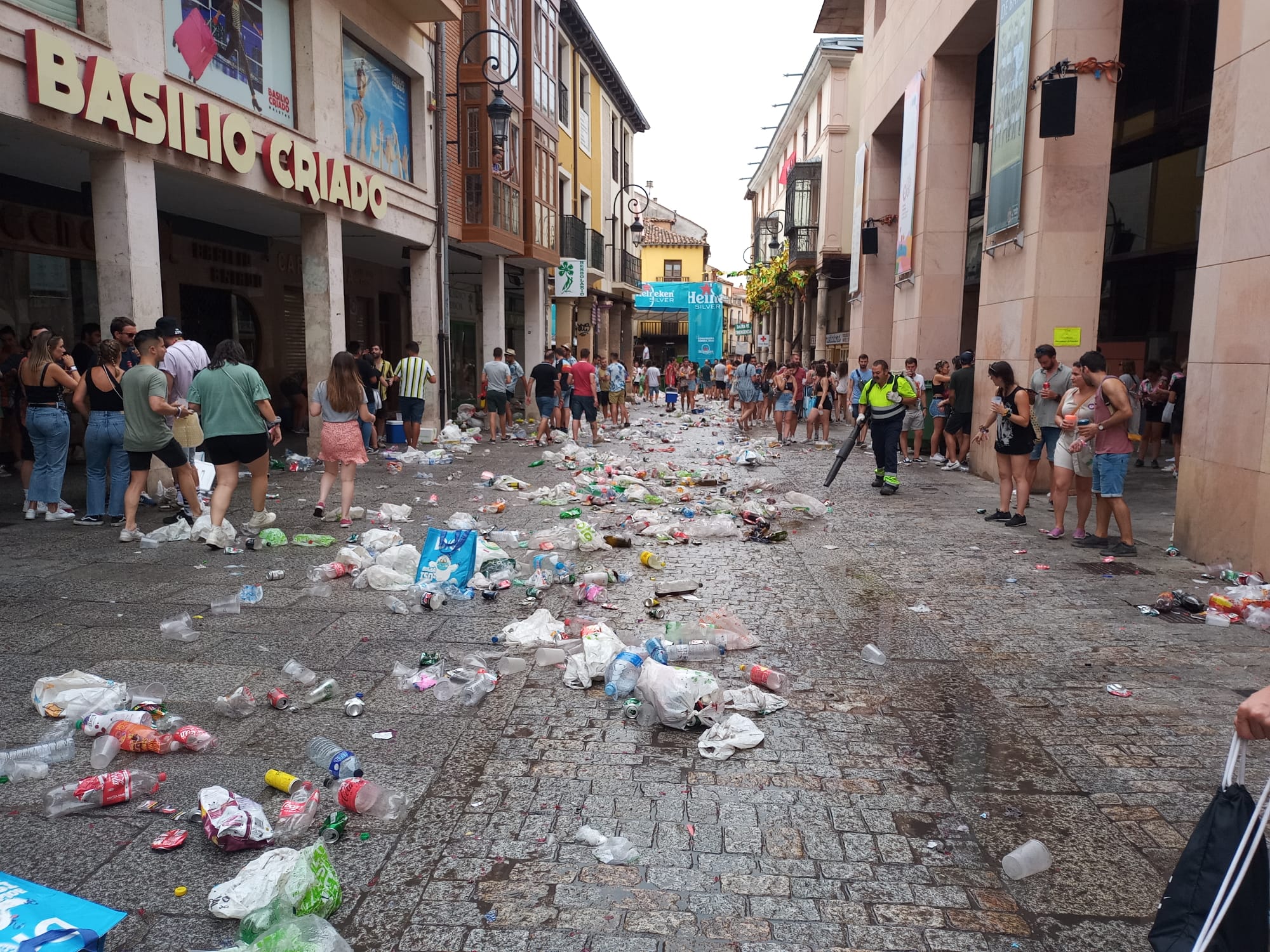 Suciedad acumulada en el centro de Aranda tras eventos multitudinarios 1
