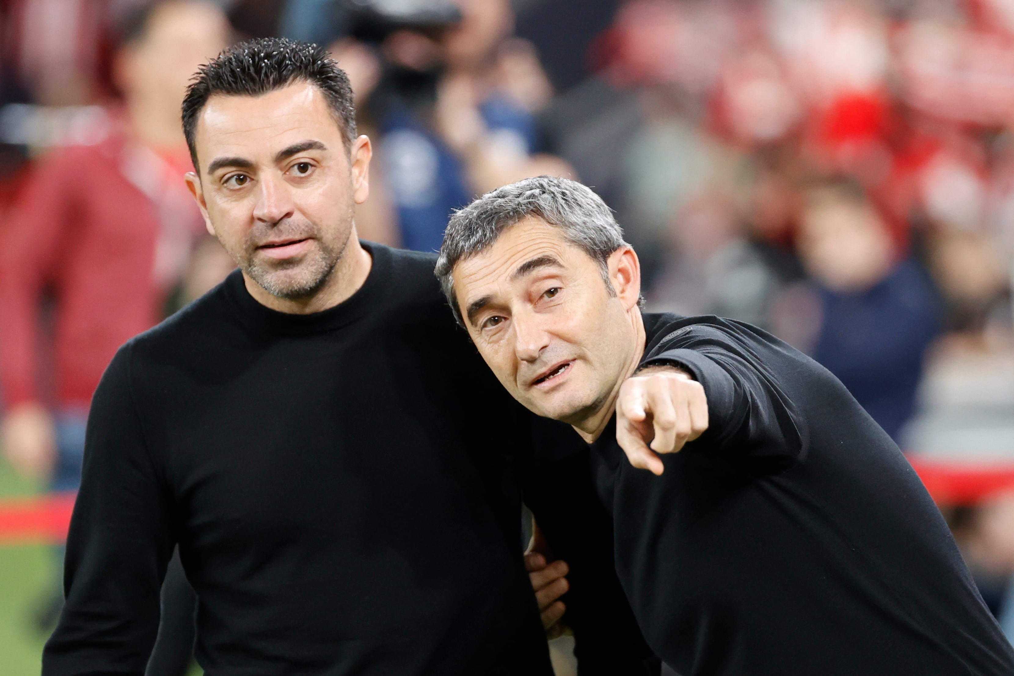 Ernesto Valverde y Xavi Hernández, antes del inicio del partido en San Mamés