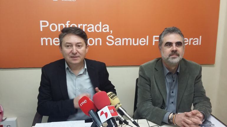 El portavoz de USE, Samuel Folgueral junto al exconcejal de Hacienda, Fernando Álvarez