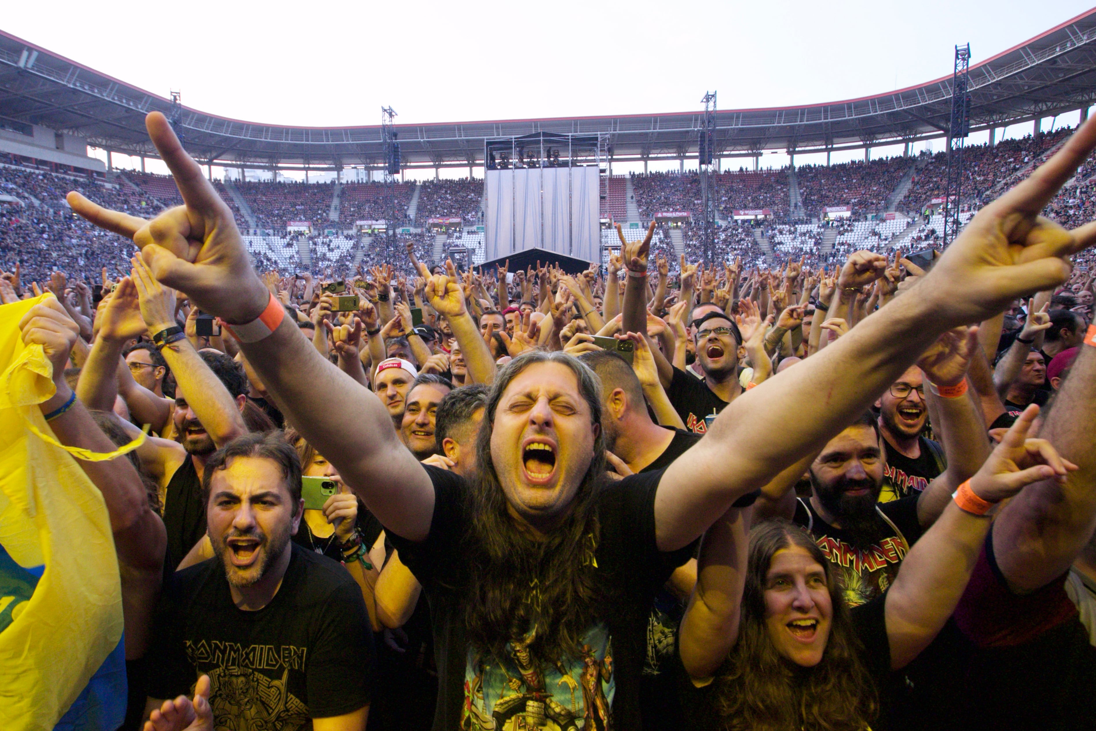 MURCIA, 20/07/2023.- Asistentes al concierto que ha ofrecido la banda británica de heavy metal Iron Maiden este jueves en el estadio Enrique Roca de Murcia, incluida en su gira &quot;The Future Past&quot;. EFE /Juan Carlos Caval.
