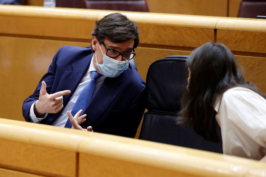 El ministro de Sanidad, Salvador Illa (i), y la ministra de Igualdad, Irene Montero, durante el pleno del Senado, este martes en Madrid.