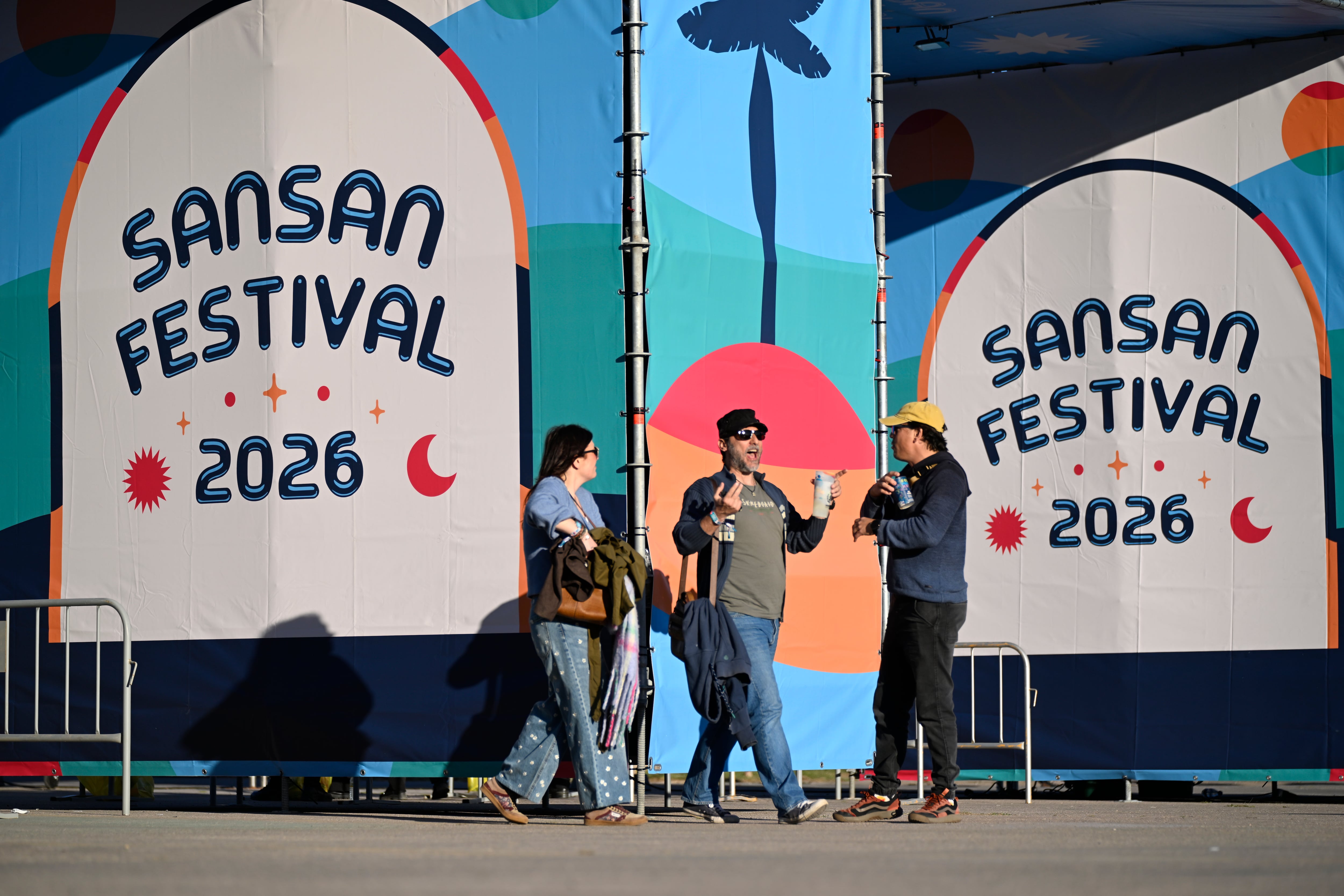 BANICÀSSIM (CASTELLÓN), 03/04/2026.- Primera jornada del Sansan Festival, tras la cancelación de la jornada de ayer por el viento, celebrada este viernes en la localidad castellonense de Benicàssim. EFE/Andreu Esteban