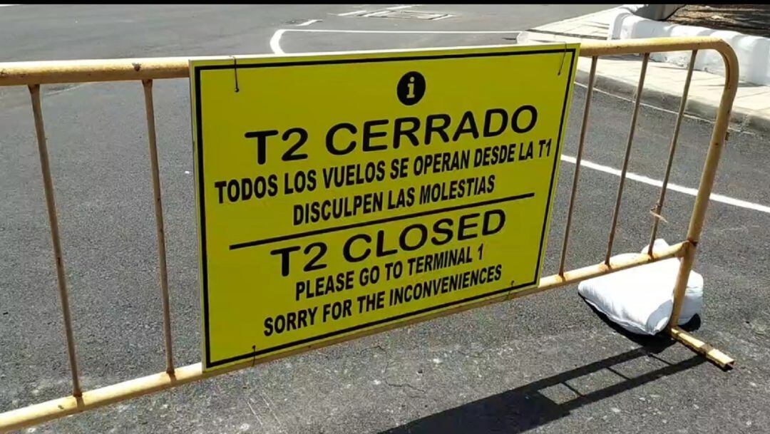 Señal de aviso de cierre de la Terminal 2 del aeropuerto César Manrique Lanzarote.