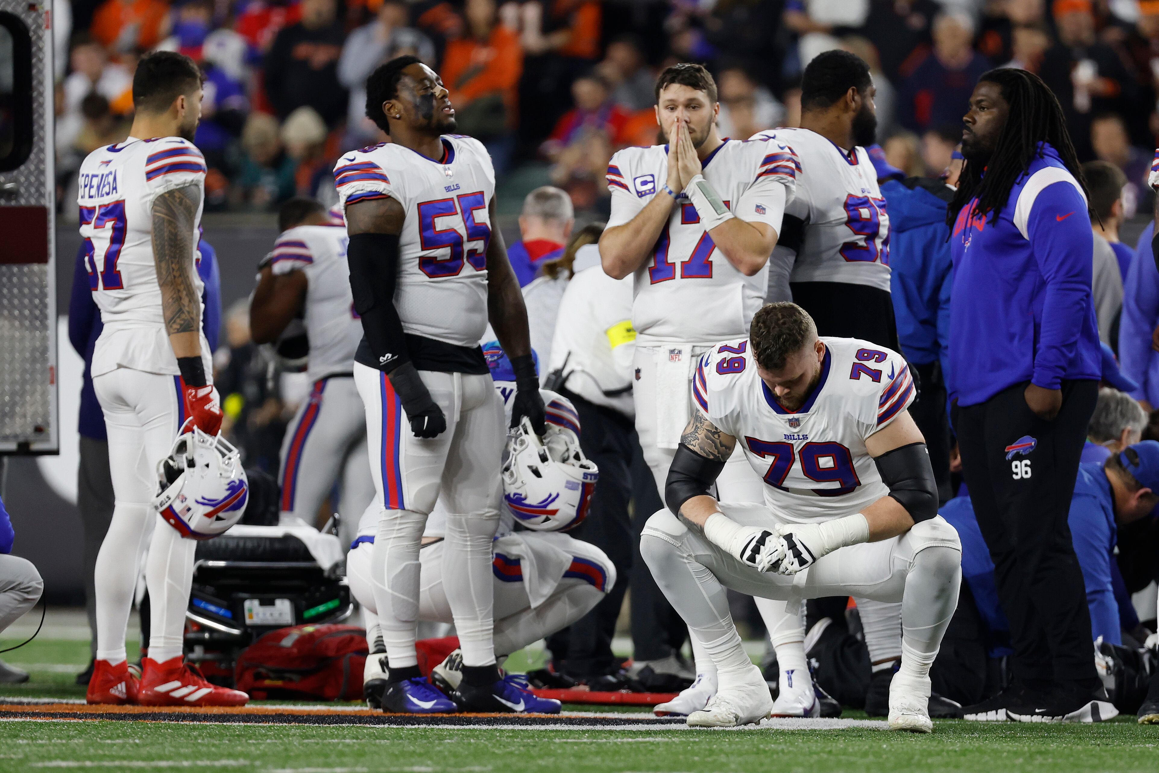 Jugadores de los Buffalo Bills preocupados por su compañero Damar Hamlin en el incidente que tuvo durante el partido contra Cincinnati Bengals. Getty Images