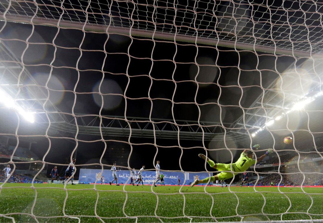 El portero de la Real Sociedad, Geronimo Rulli, despeja un balón ante el Huesca durante el partido de la vigésimo primera jornada de La Liga Santander de fútbol que han disputado hoy en el estadio de Anoeta de San Sebastián