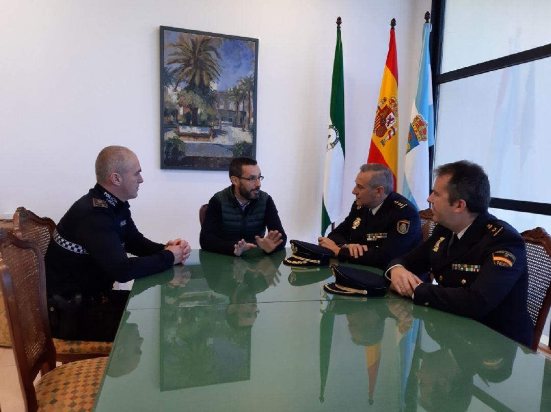 Mandos policiales con el Comisario de La Línea a la cabeza, durante una reunión con el alcalde linense, Juan Franco