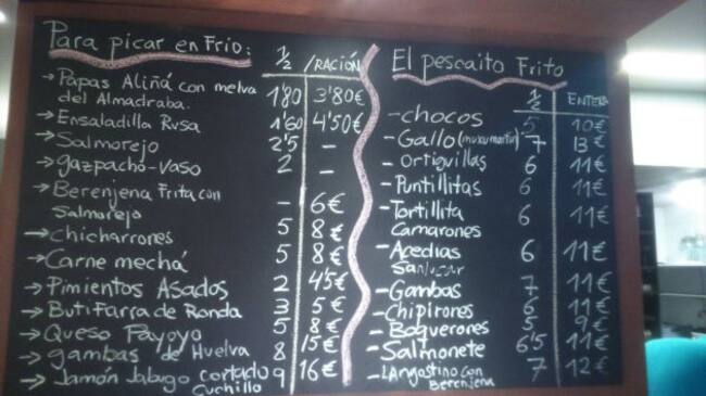 Pizarra con tapas y raciones de platos típicos de la provincia