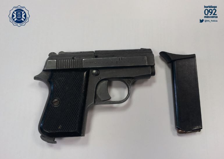 El arma que apareció en la bandolera olvidada en un bar del centro de Vitoria