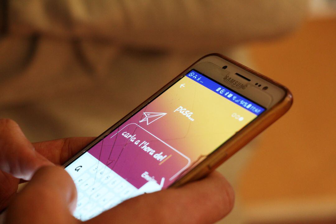 L'aplicació B-Resol al telèfon mòbil d'un adolescent.