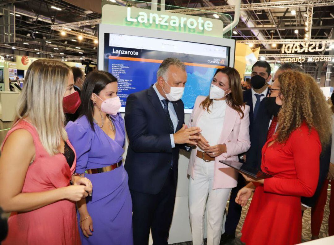 La presidenta del Cabildo de Lanzarote, María Dolores Corujo, junto al presidente del Gobierno de Canarias, Ángel Víctor Torres, en la última edición de FITUR.