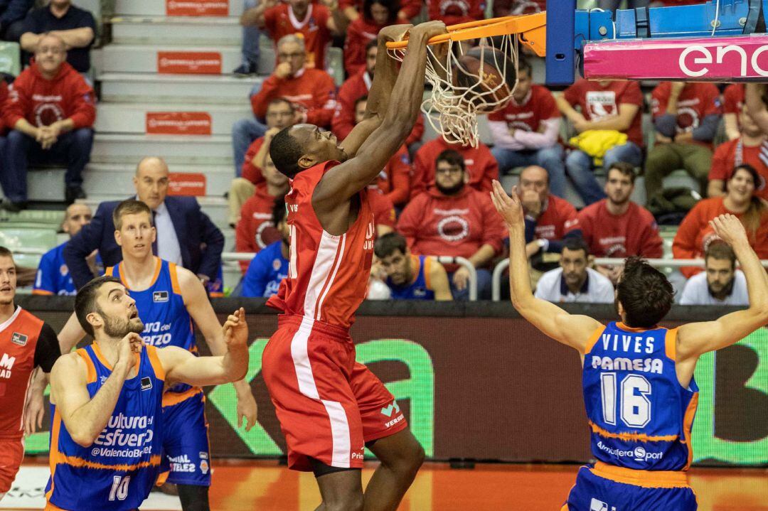 GRAFCVA9473. MURCIA, 10-11-2019.- El pívot belga de UCAM Murcia Kevin Tumba (c) hace un mate ante el pívot estadounidense de Valencia Basket Club Mike Tobey (i), hoy durante el partido de la octava jornada de la Liga Endesa que están disputando, en el Palacio de Los deportes de Murcia. EFE-Marcial Guillén