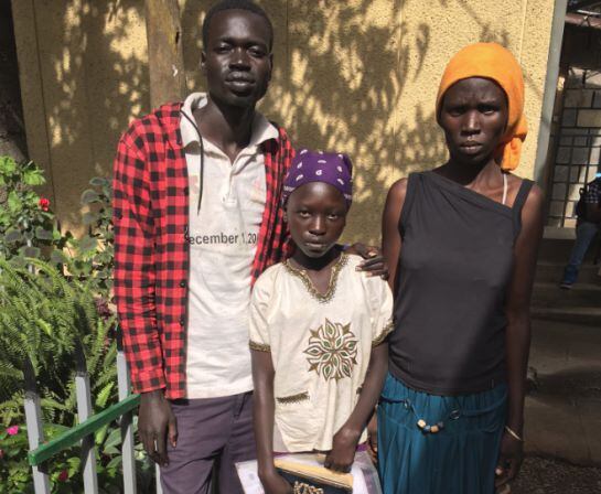 Abraham, de Sudán, junto a su mujer y una de sus hijas