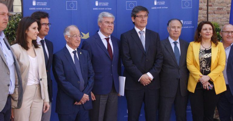 El secretario de Estado de Hacienda, José Enrique Fernández de Moya, en el centro de la imagen durante su visita a Adra, en Almería.