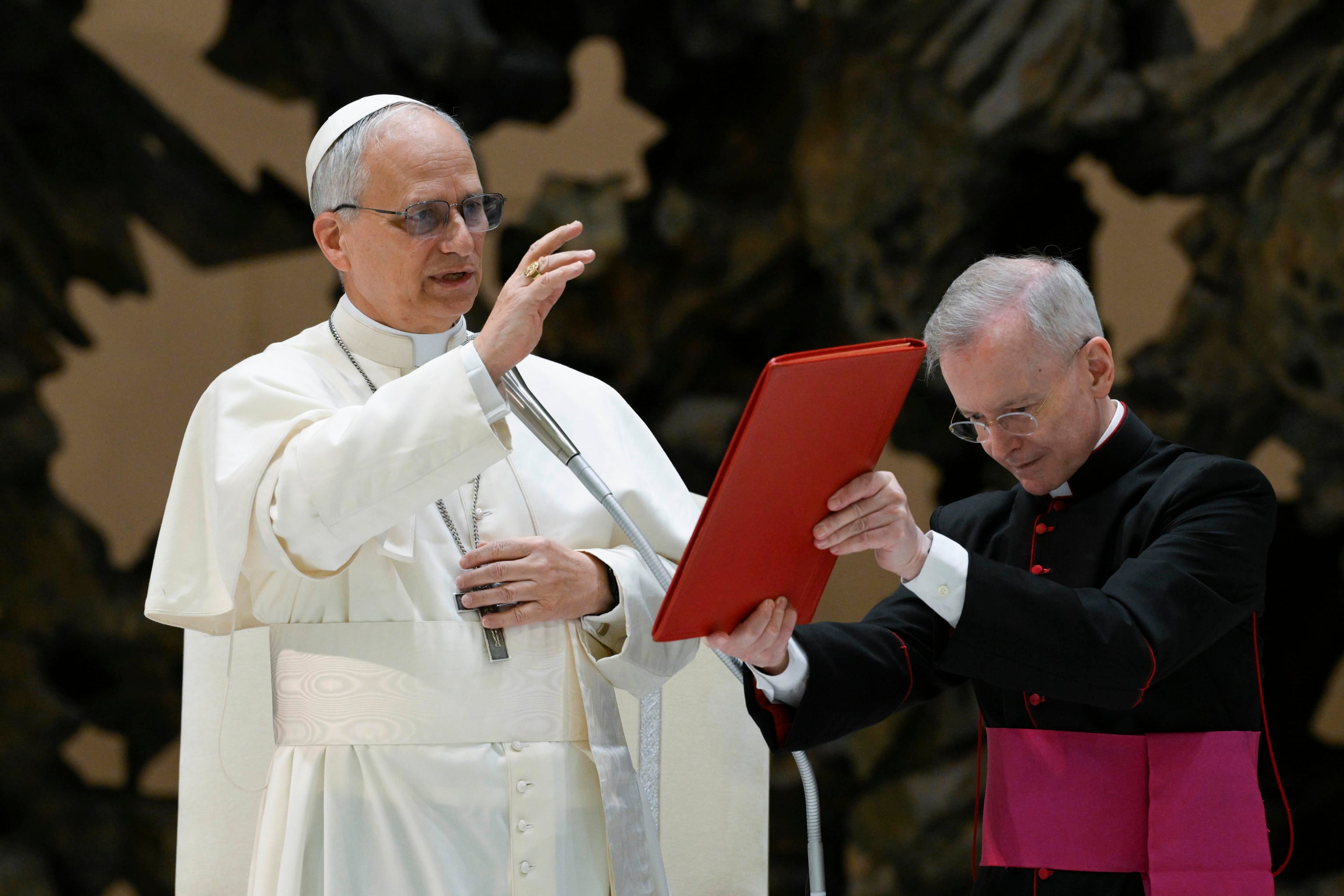 VATICAN CITY (Vatican City State (Holy See)), 12/05/2025.- A handout picture provided by the Vatican Media shows Pope Leo XIV (L) during an audience with members of the media at the Paul VI Audience Hall in Vatican City, 12 May 2025. (Papa) EFE/EPA/VATICAN MEDIA HANDOUT HANDOUT EDITORIAL USE ONLY/NO SALES
