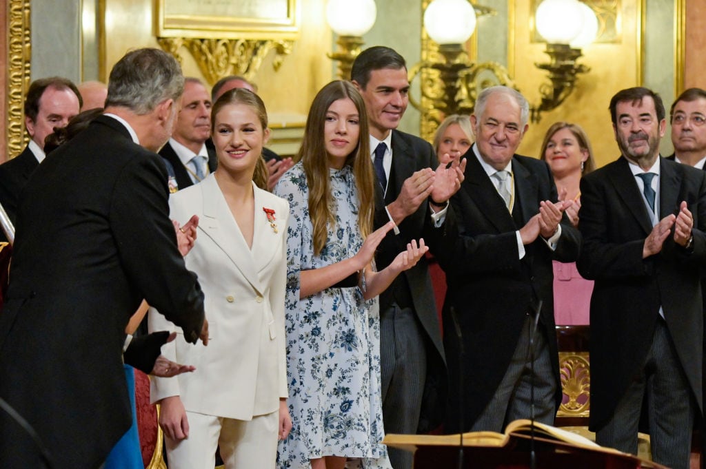 La princesa Leonor recibe los aplausos de la Cámara después de su juramento.