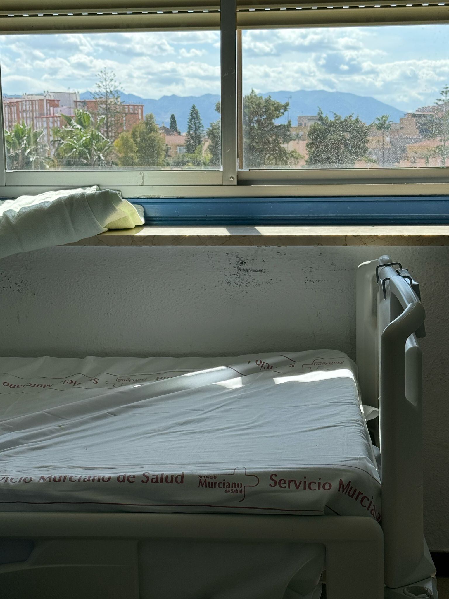 Imagen de una de la camas del Hospital Regional de Málaga con la sábado del Servicio Murciano de Salud