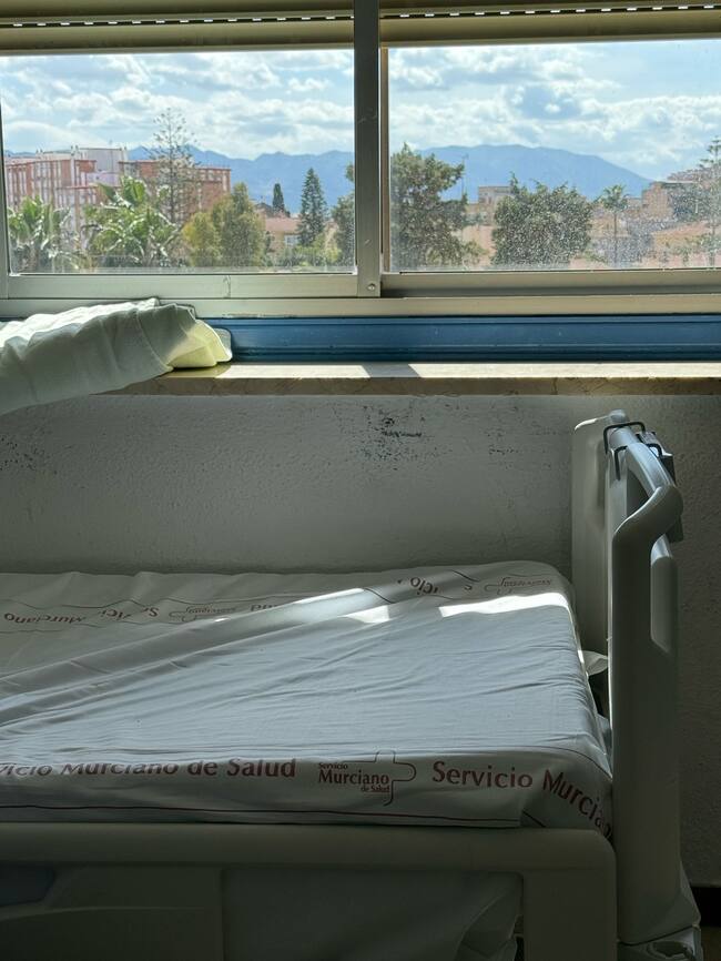 Imagen de una de la camas del Hospital Regional de Málaga con la sábado del Servicio Murciano de Salud