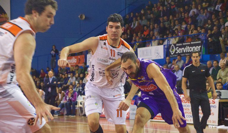 Martín Buesa y Iván García tratan de impedir el avance de un jugador del Palencia.