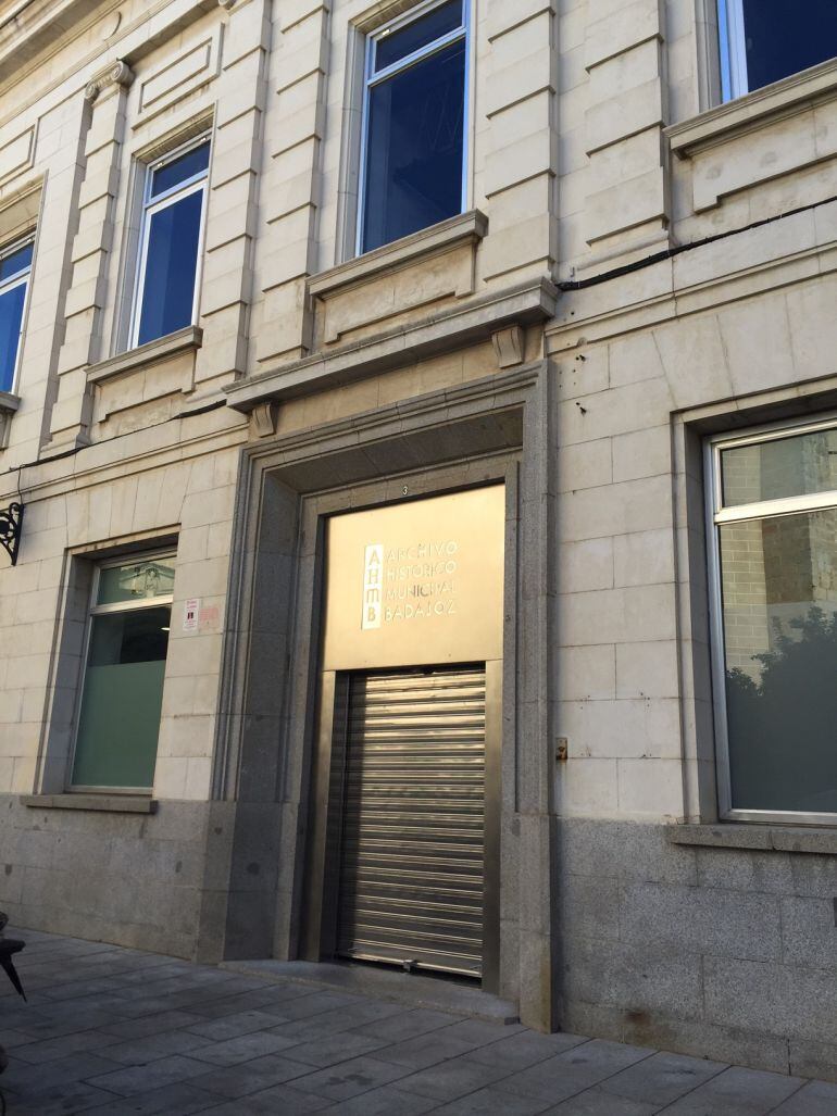 La puerta del Archivo Histórico, en pleno centro de Badajoz, permanece cerrada desde hace semanas