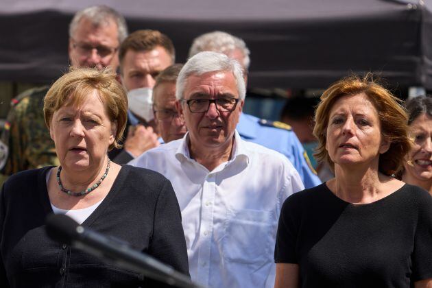 La canciller alemana, Angela Merkel, junto al ministro de Interior, Roger Lewentz, y la Primera Ministra, Malu Dreyer, en la visita a las zonas más afectadas de Renania-Palatina.