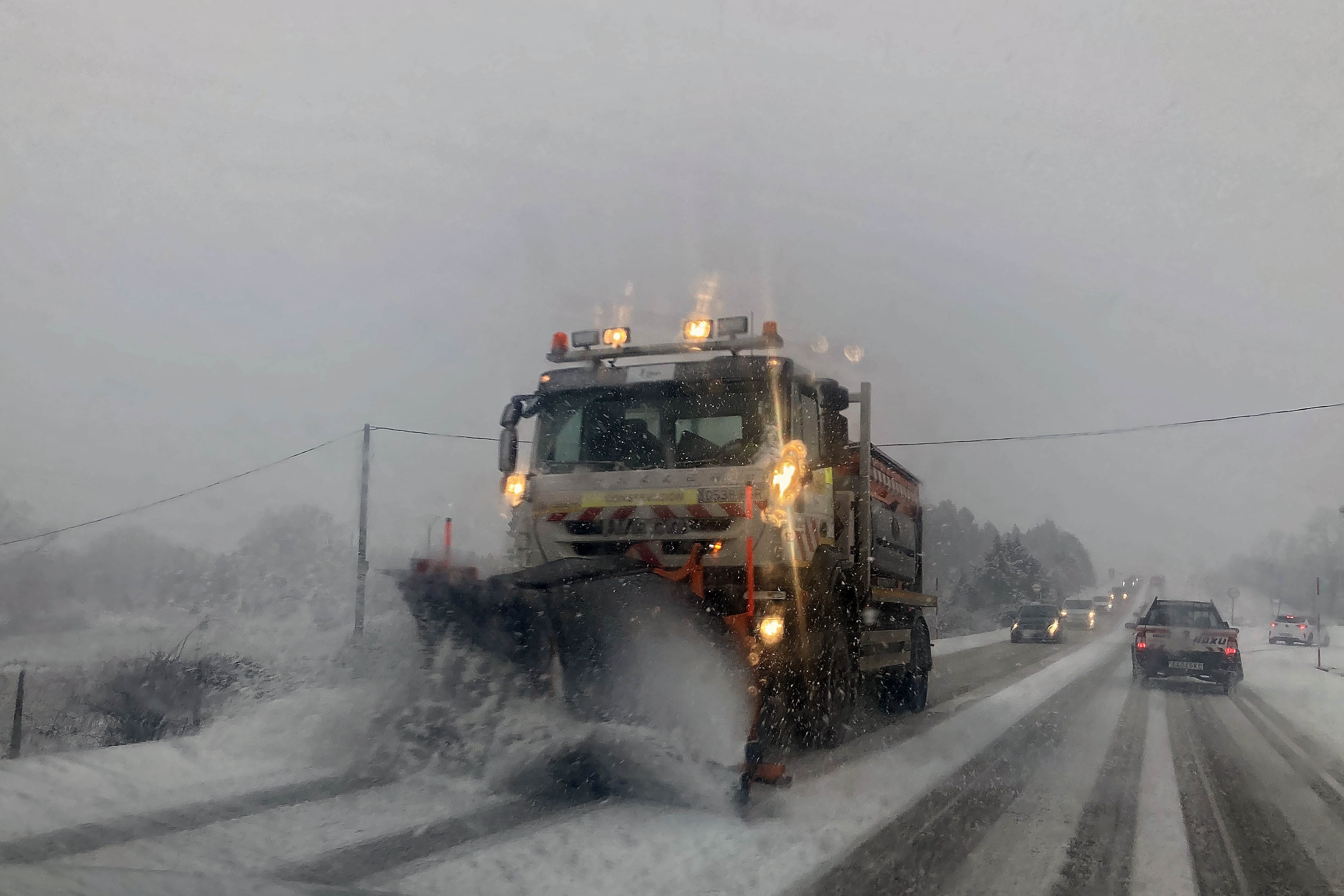 La nieve dificulta el tráfico en la N-630 a la salida de León