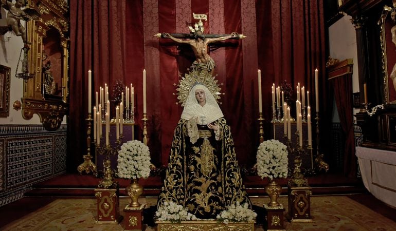 El Cristo de La Expiración y la Virgen de Las Aguas en su capilla de la Plaza del Museo