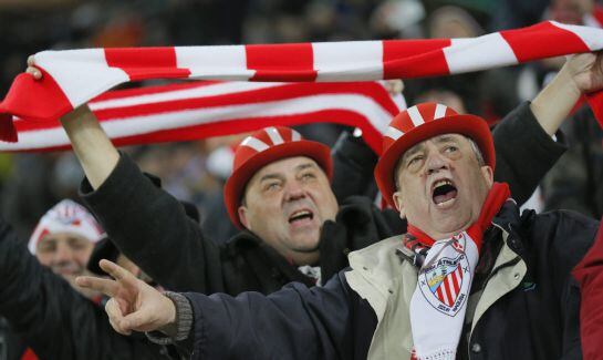 GRA579. LVIV, 25/11/2014.- Aficionados del Athletic de Bilbao celebran la victoria de su equipo por 0-1, a la finalización del encuentro correspondiente la fase de grupos de la Liga de Campeones, que han disputado esta noche frente al Shakhtar Donetsk en Lviv, Ucrania. EPA/SERGEY DOLZHENKO.