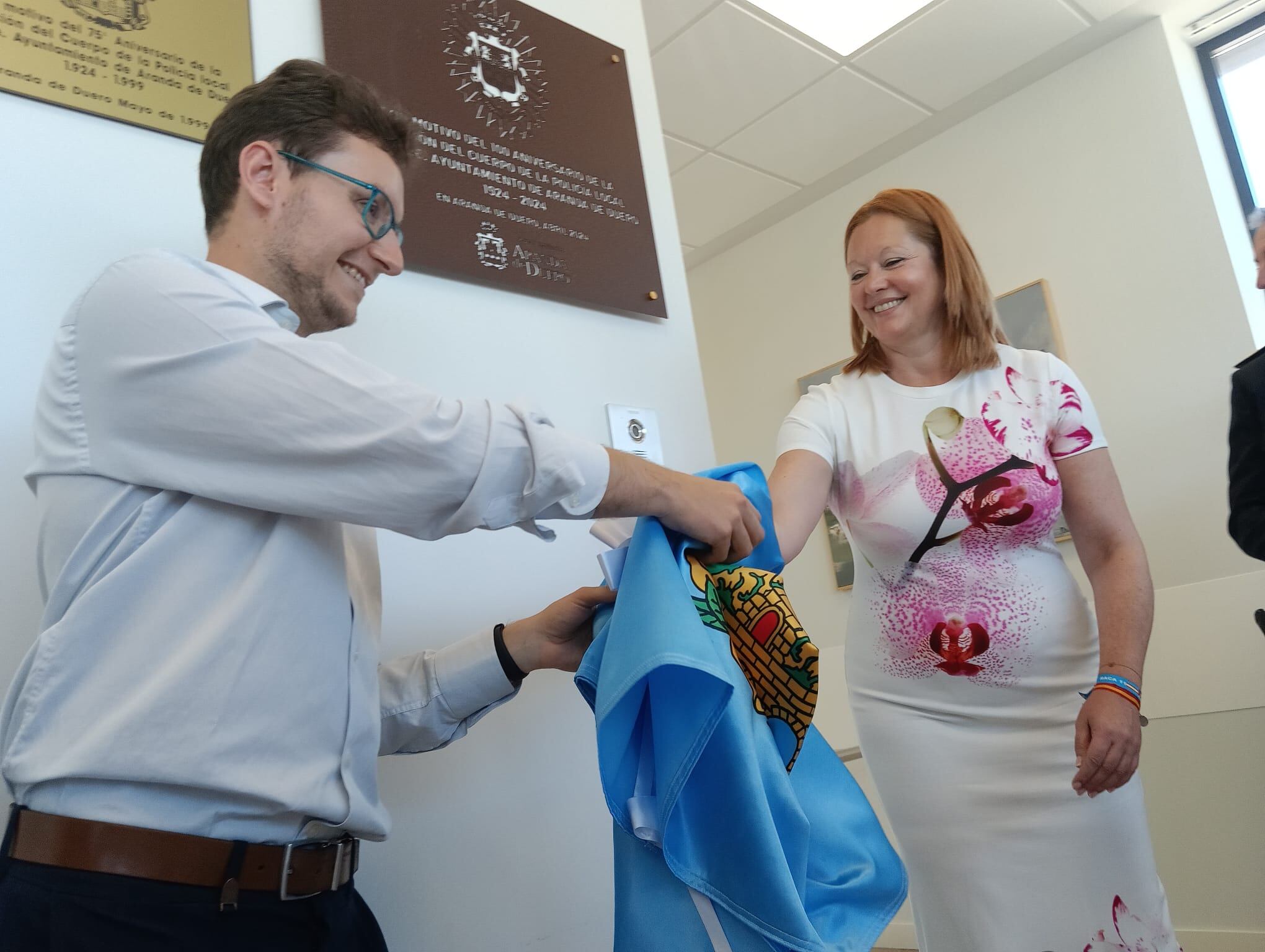 Descubrimiento de la placa conmemorativa a cargo de Antonio Linaje e Irene Cortés