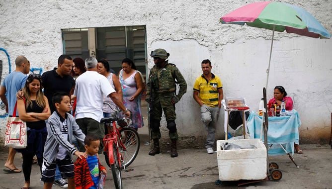 Un soldado brasileño hacia guardia en el exterior de un colegio electoral en Rio de Janeiro.