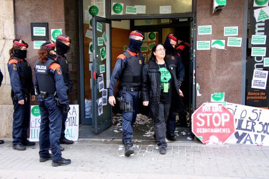 Una activista abandona les dependències acompanyada pels Mossos