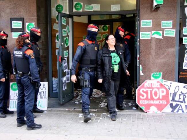 Una activista abandona les dependències acompanyada pels Mossos