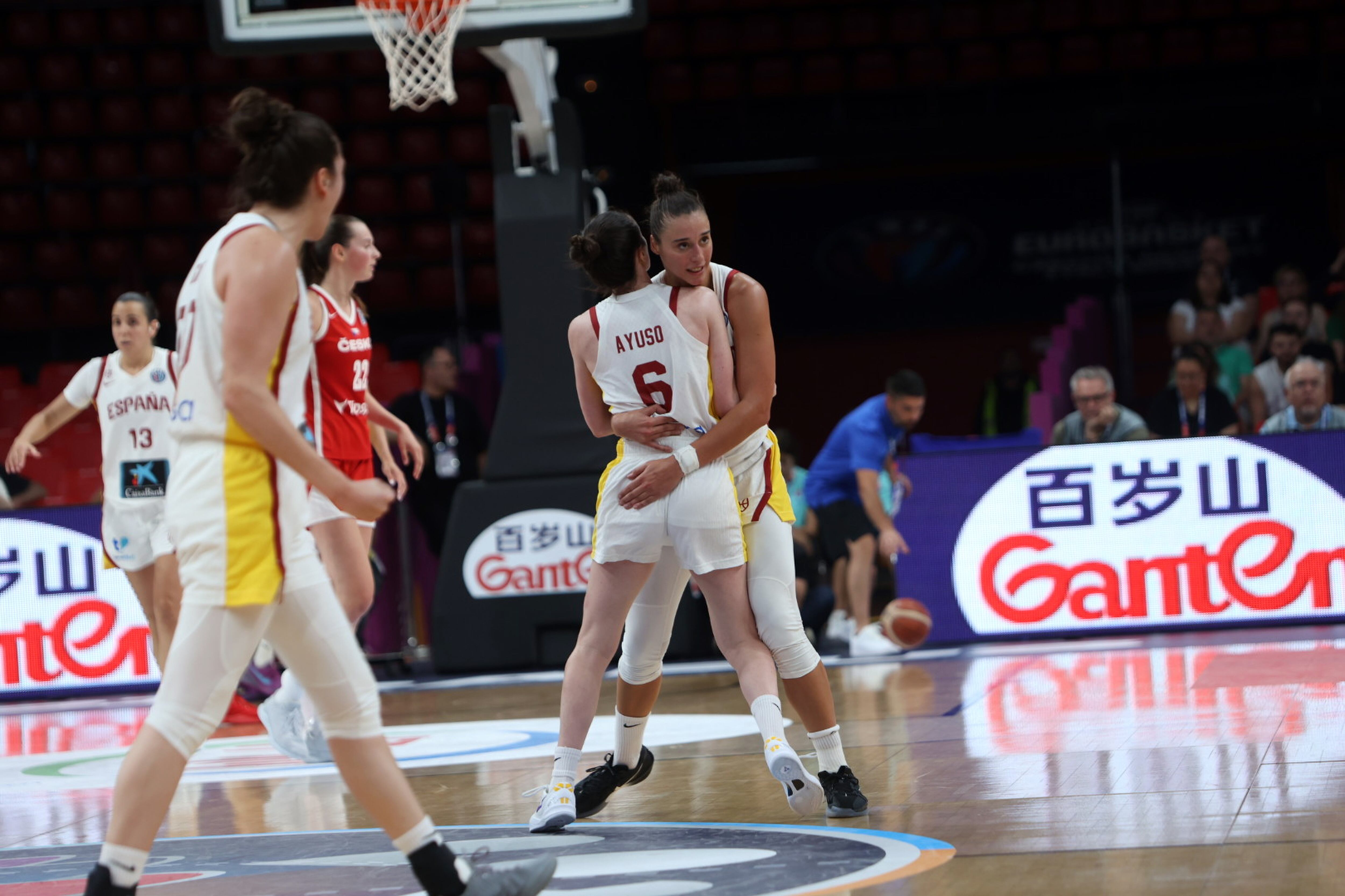 Ayuso s'abraçava així amb una companya en el partit contra la República Txeca als quarts de final on va anotar 20 punts.
