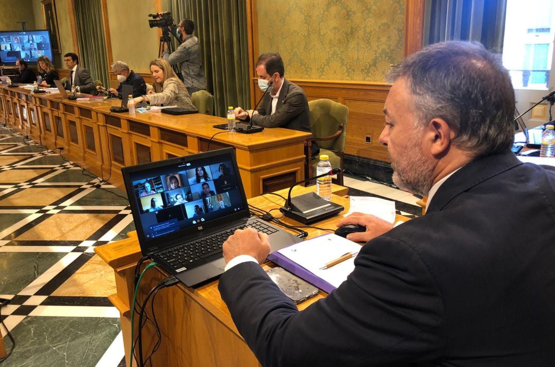 Darío Dolz, de espaldas, durnate la celebración del último pleno municipal