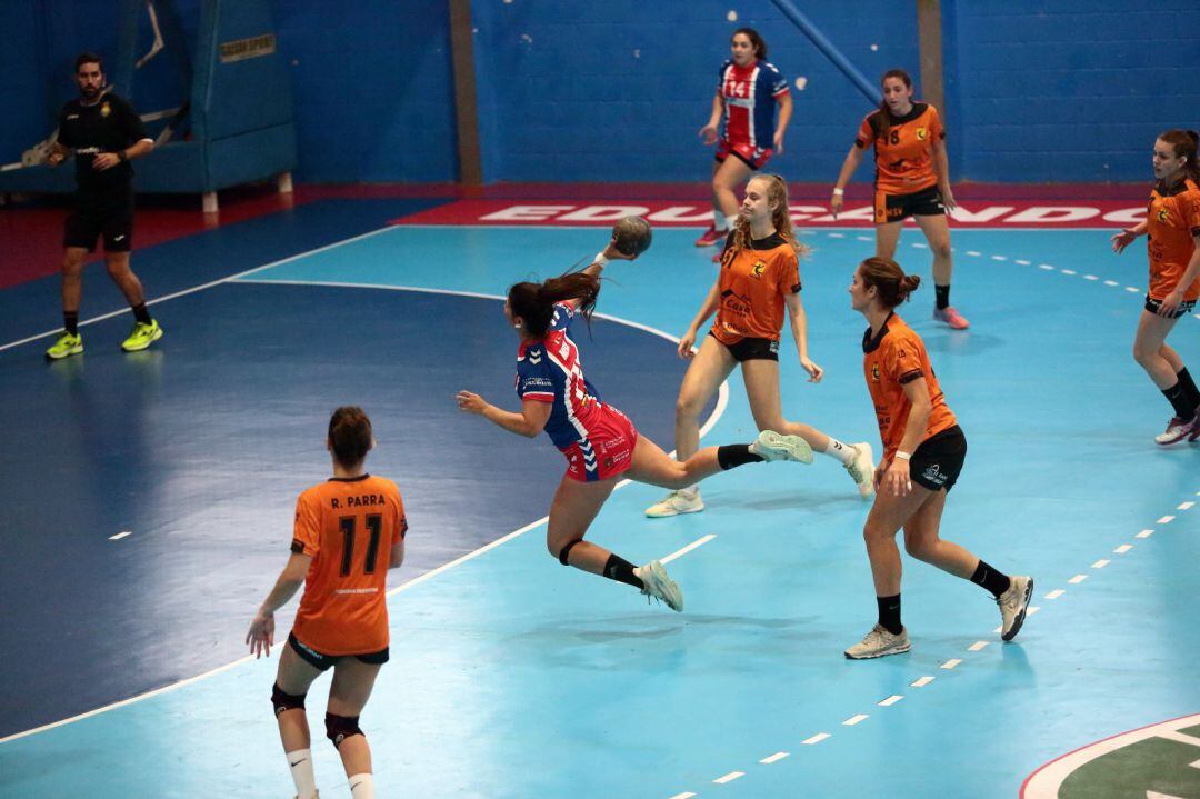 Paqui Meca lanzando a puerta con el Agustinos Alicante