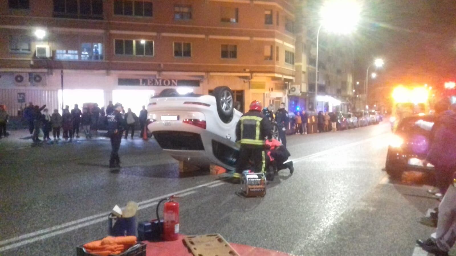 El vehículo accidentado quedó volcado en medio de la calle