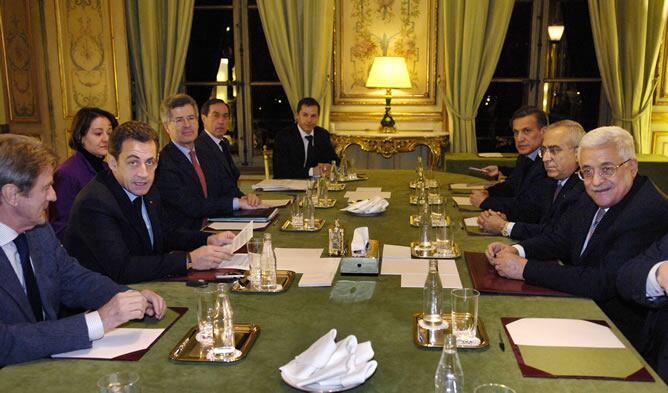 Reunión de las delegaciones francesa y palestina, encabezadas por Nicolás Sarkozy y Mahmoud Abbas
