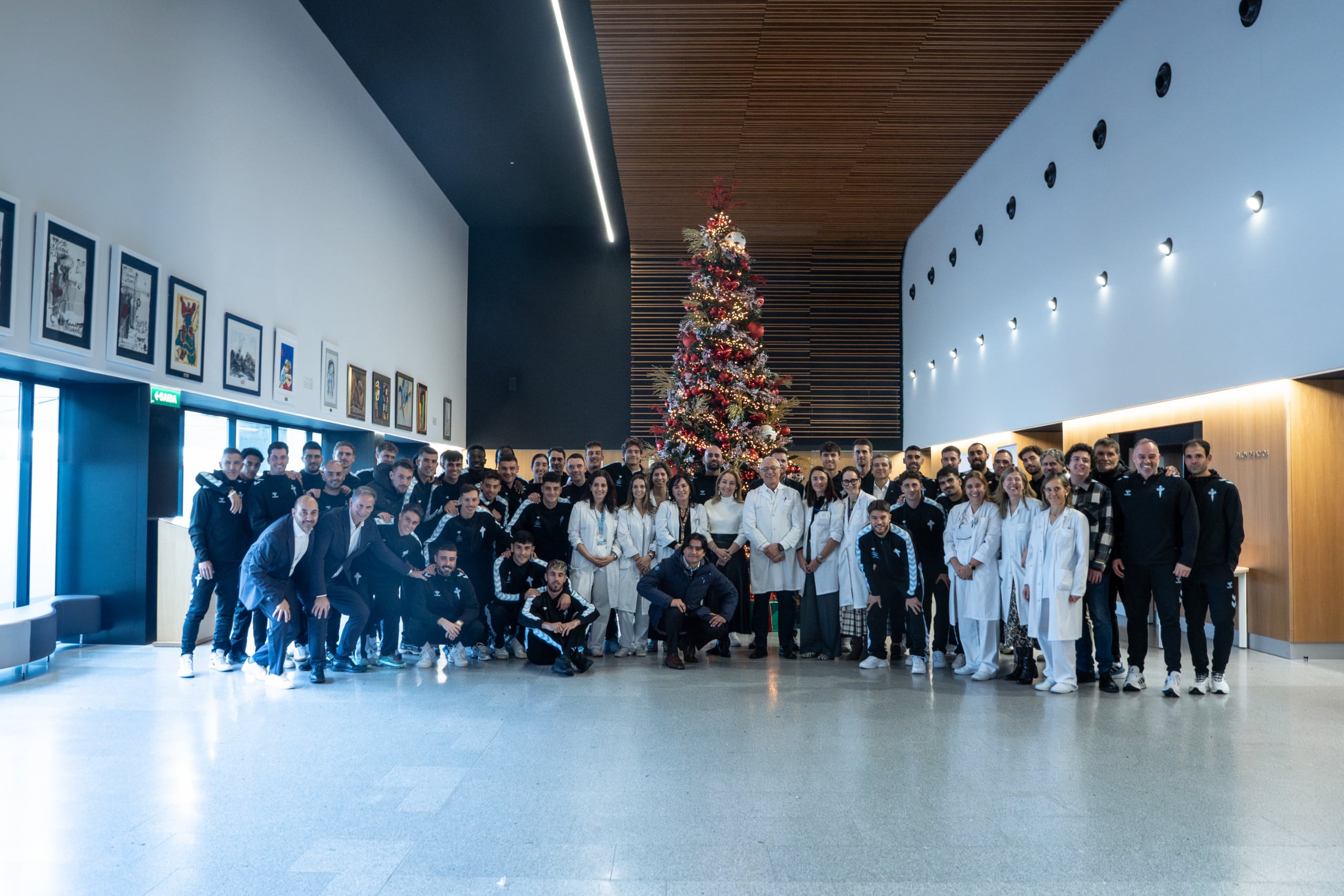 Visita del Celta a los niños del Álvaro Cunqueiro