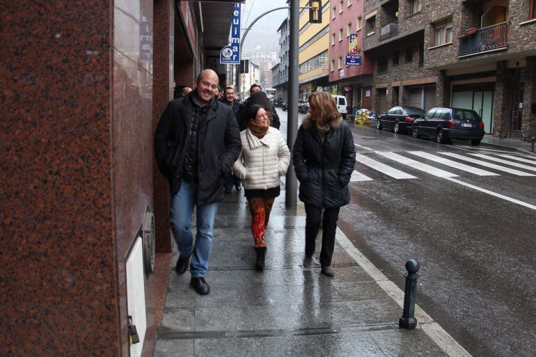 Els candidats d'UP+DA passegen pel poble d'Encamp després de la presentació pública d'aquest matí.